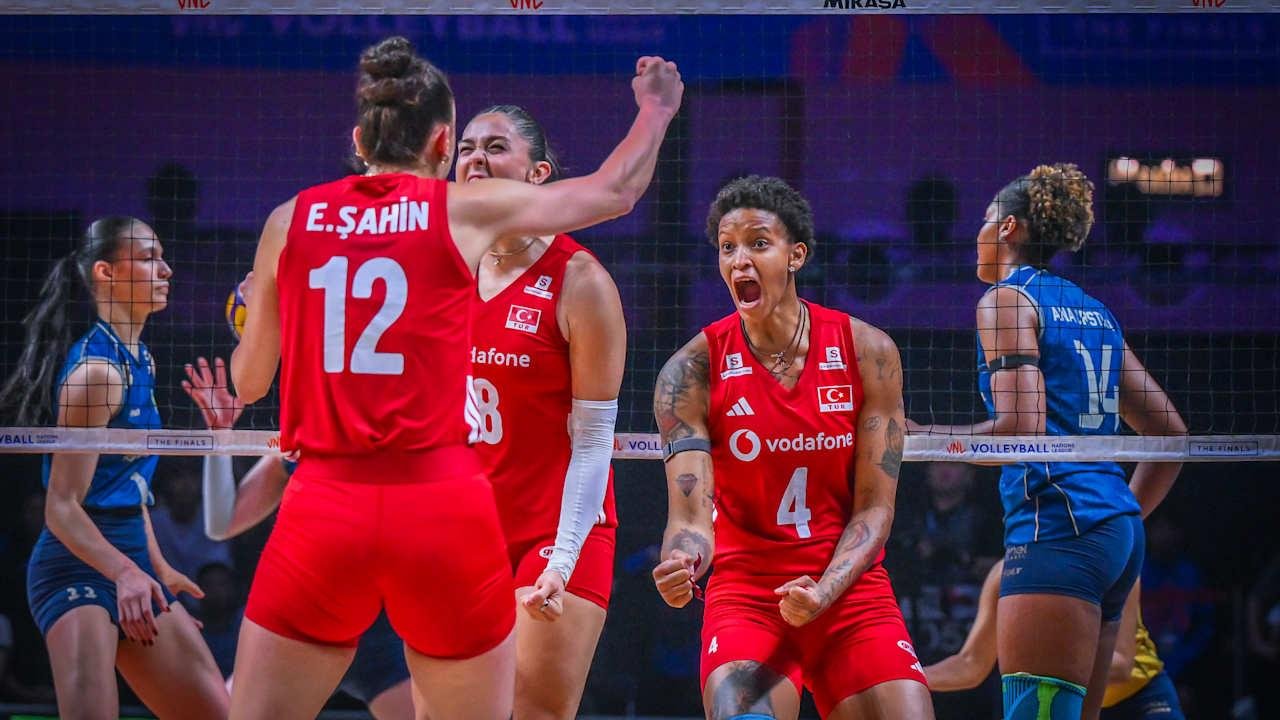 Vargas (4) protagonizou a virada da Turquia, com 33 pontos