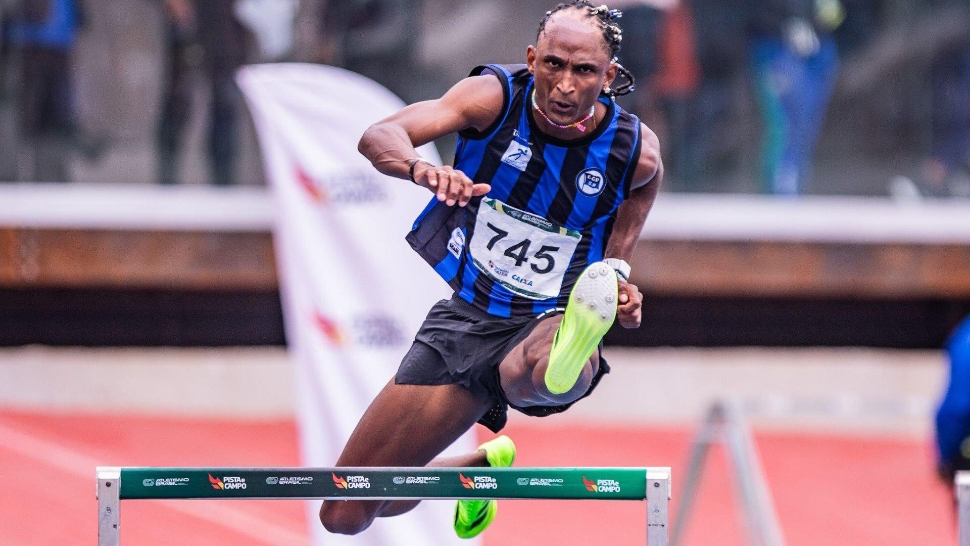 Piu soma o ouro nos 400m com barreiras ao dos 400m rasos, conquistado na sexta-feira