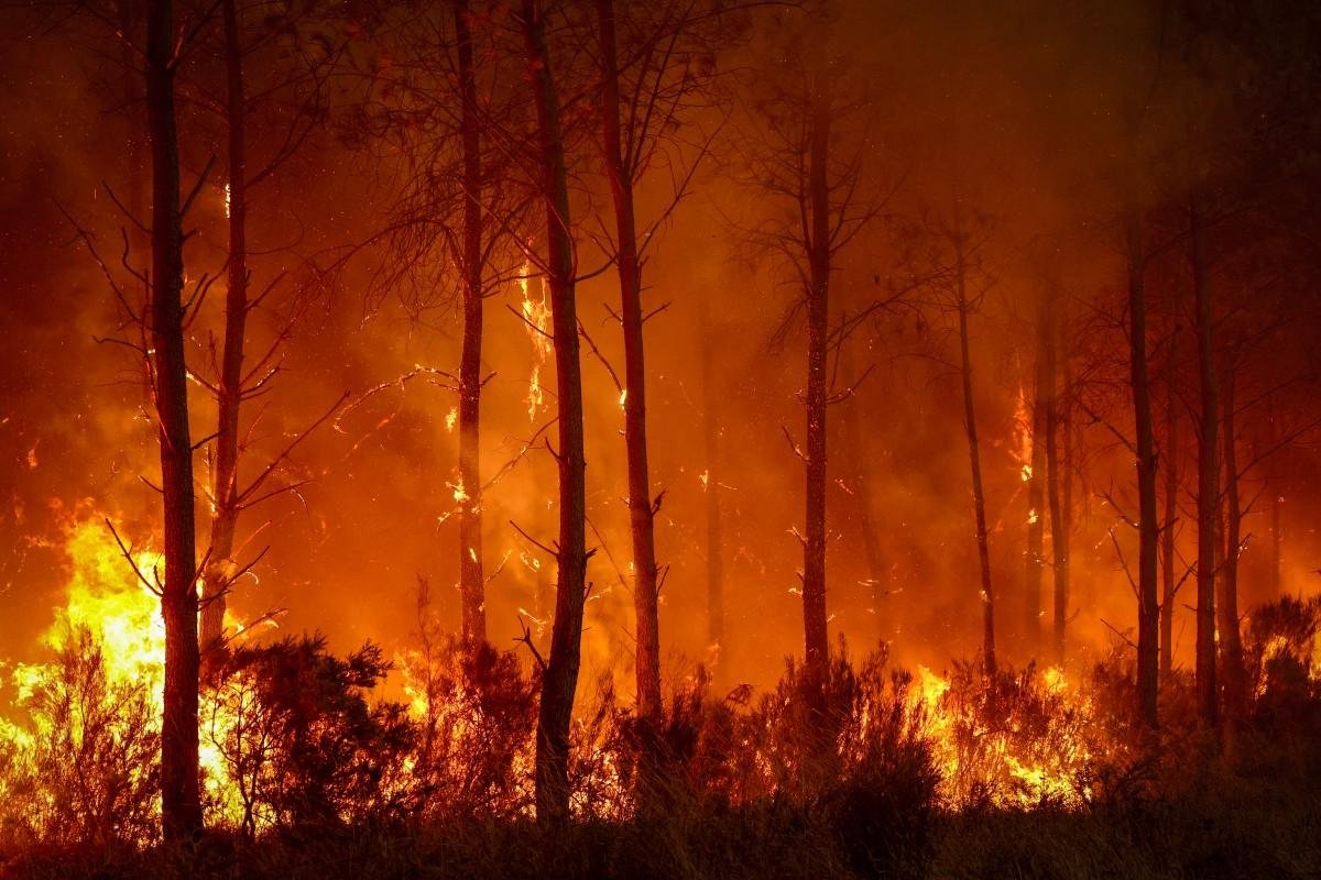 O pa&iacute;s enfrenta v&aacute;rios inc&ecirc;ndios ativos, mas o foco mais preocupante &eacute; o declarado ao noroeste de Bordeaux
