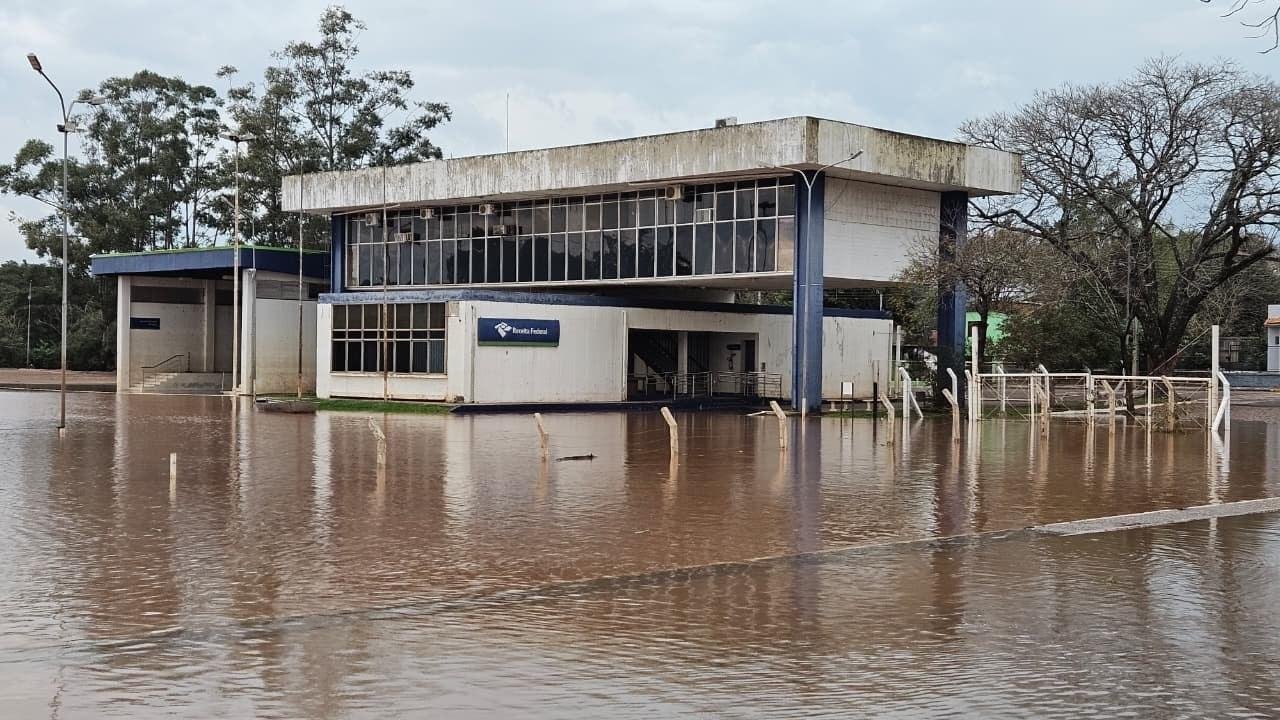 &Aacute;gua do rio Uruguai chegou pr&oacute;xima ao posto da Receita Federal em Itaqui nesta segunda-feira