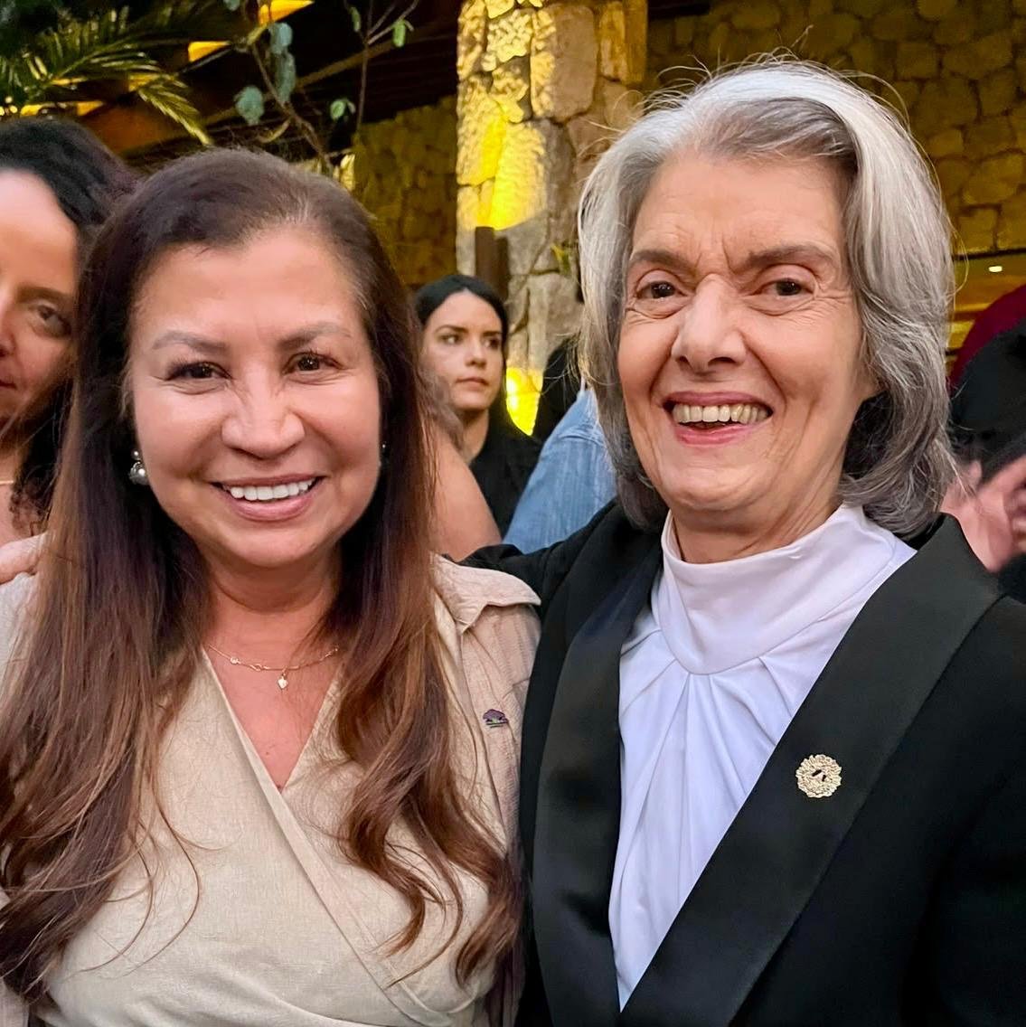 Roseni Siqueira Kohlmann e C&aacute;rmen L&uacute;cia, ministra do STF, na Festa Liter&aacute;ria Internacional de Paraty, a Flip