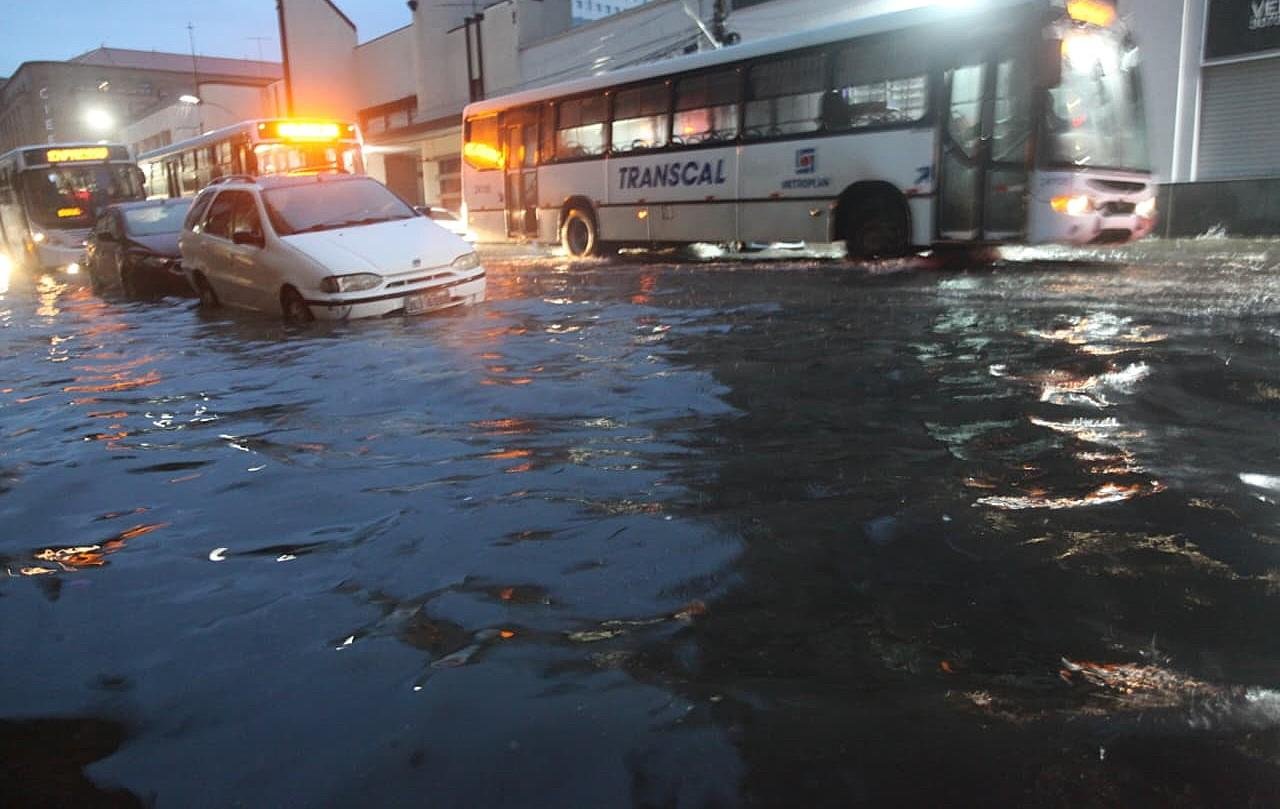 Alagamentos em Porto Alegre durante Temporal de segunda-feira  a noite