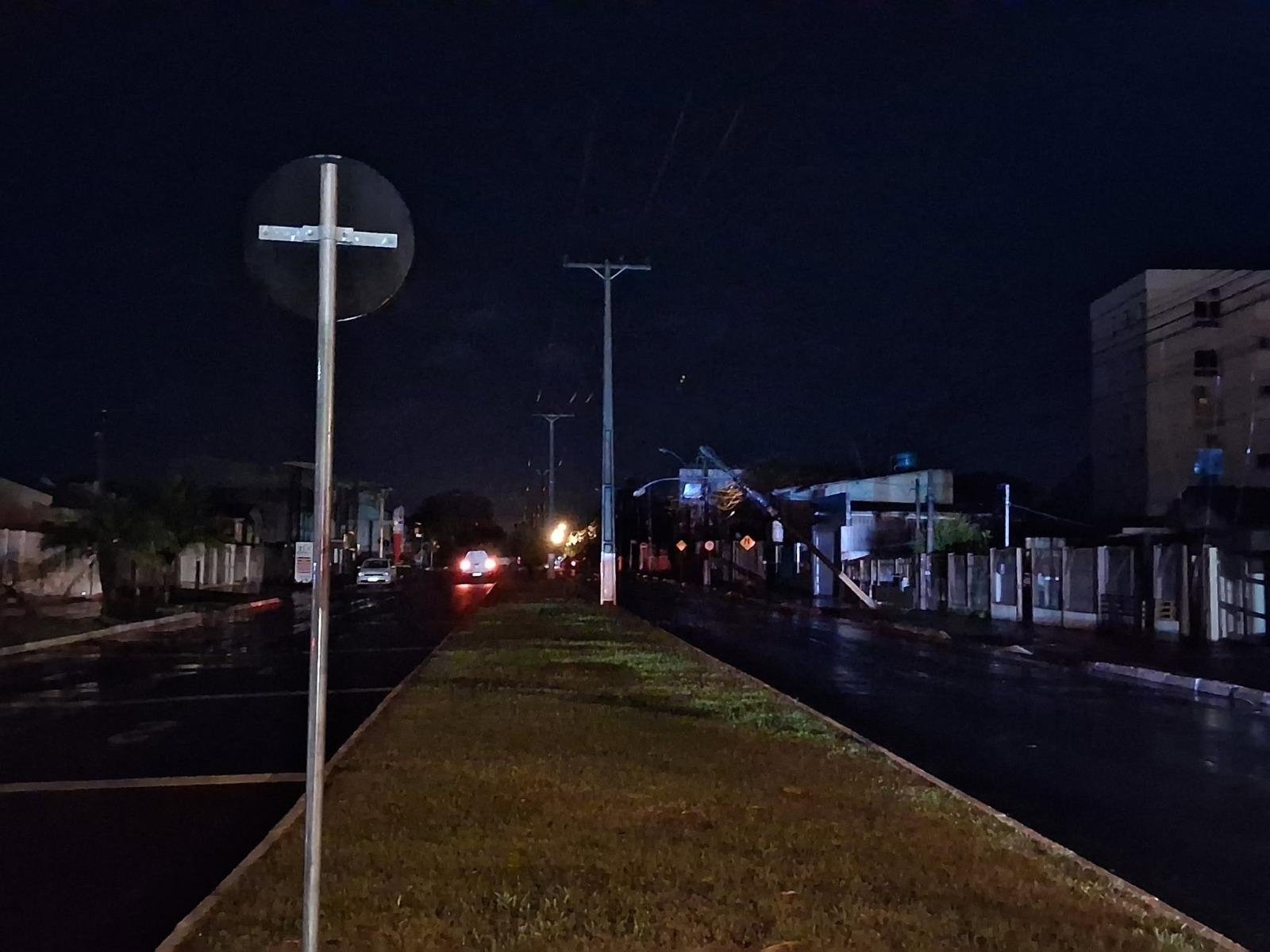 Equipes da Defesa Civil e dos bombeiros atendem as ocorr&ecirc;ncias