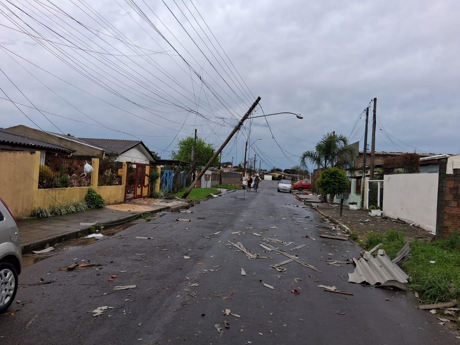 Rua Saturnino Francisco Pires, no bairro Carav&aacute;gio, amanheceu com rastro de destrui&ccedil;&atilde;o pelo temporal