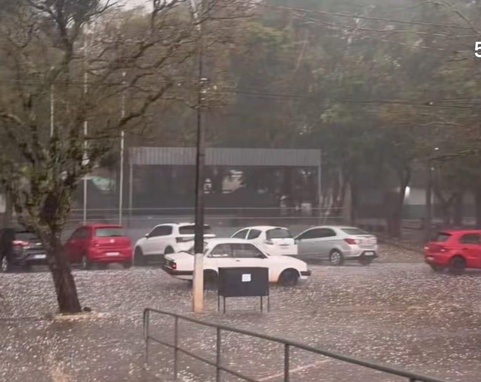 Defesa Civil, Corpo de Bombeiros, Brigada Militar e Ex&eacute;rcito Brasileiro se dividem para auxiliar as fam&iacute;lias afetadas