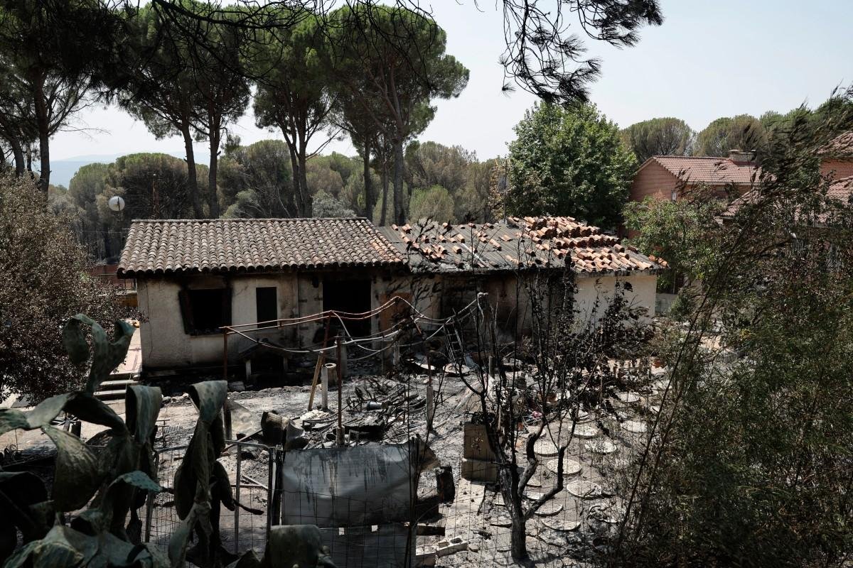 O primeiro-ministro espanhol afirmou que o pa&iacute;s come&ccedil;a a ver a "luz no fim do t&uacute;nel" na luta contra os inc&ecirc;ndios florestais que j&aacute; devastaram 77 mil hectares
