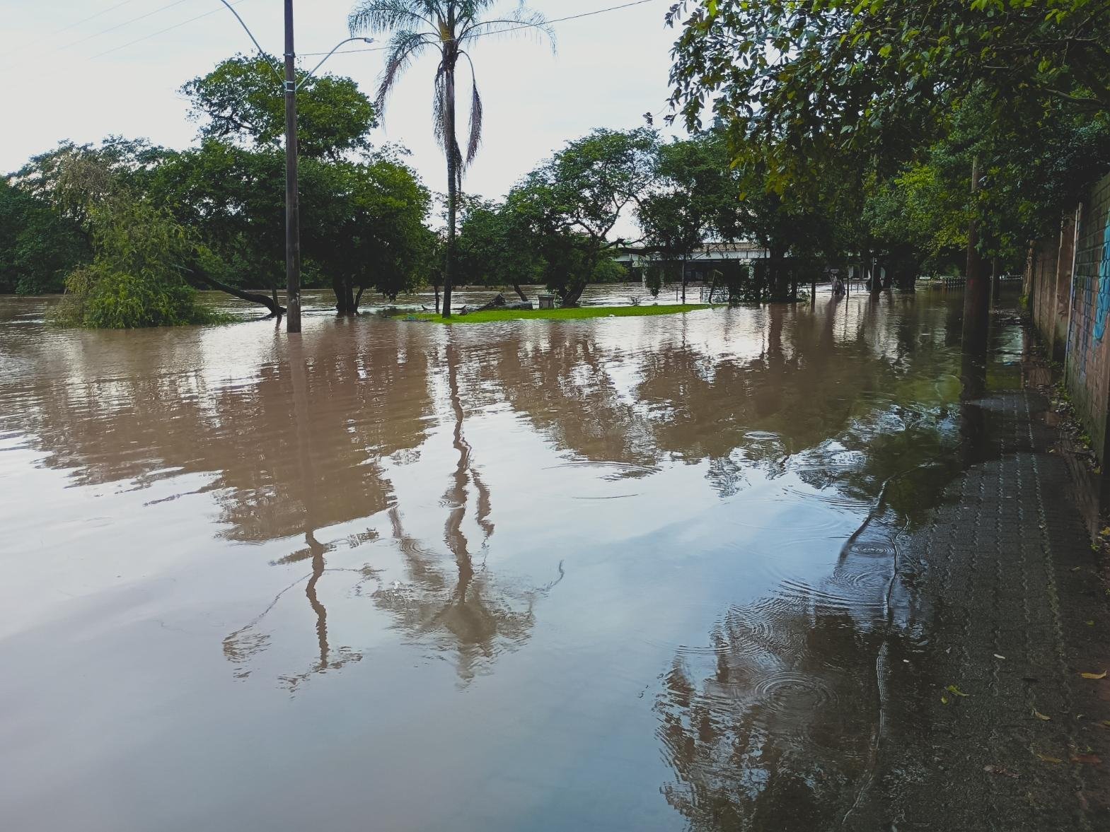 Na rua da Praia, o Sinos avan&ccedil;a sobre a cal&ccedil;ada dificultando a passagem de pedestres