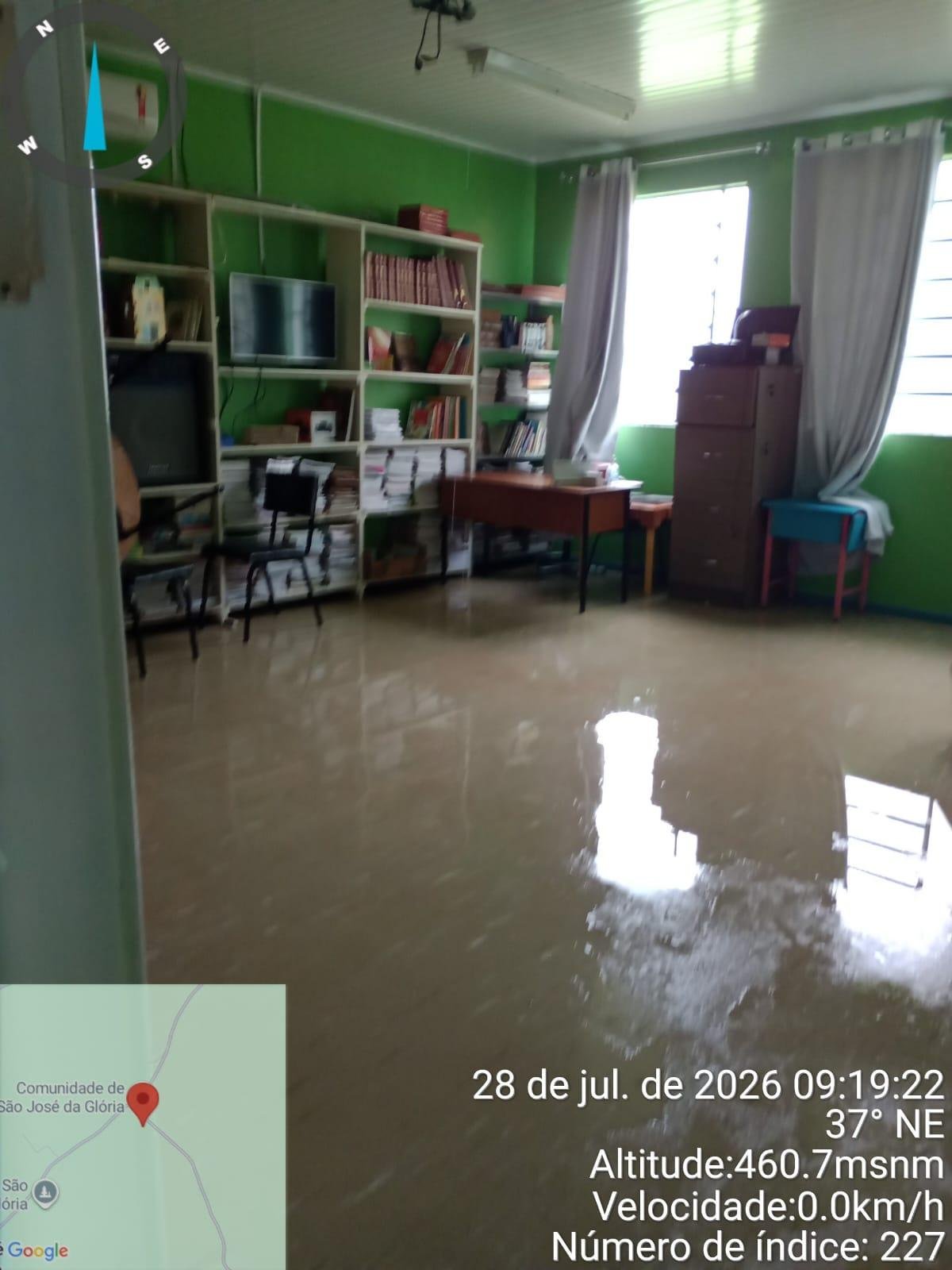 Temporal danificou telhado de escolas no interior de Victor Graeff, resultando em goteiras que alagaram salas de aula