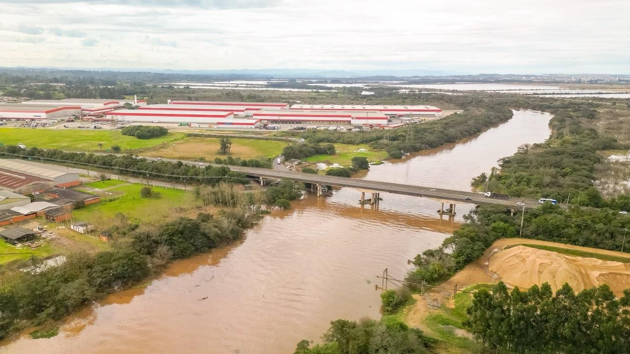 A orienta&ccedil;&atilde;o &eacute; para que a popula&ccedil;&atilde;o evite transitar por &aacute;reas alagadas ou com risco de queda de &aacute;rvores