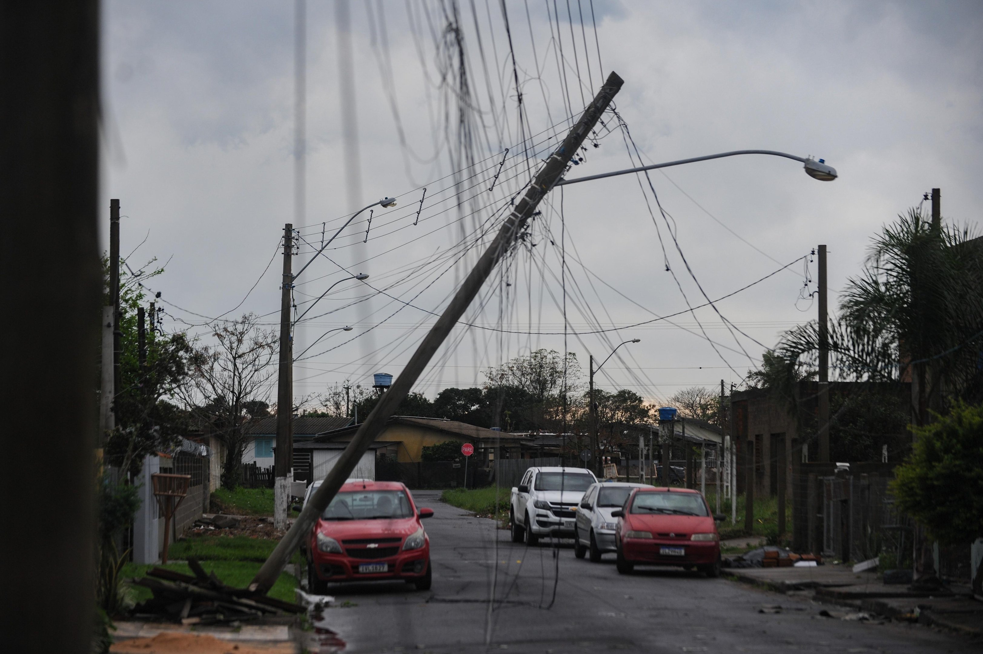 Forte vendaval derrubou ao menos 20 postes de energia el&eacute;trica em Os&oacute;rio