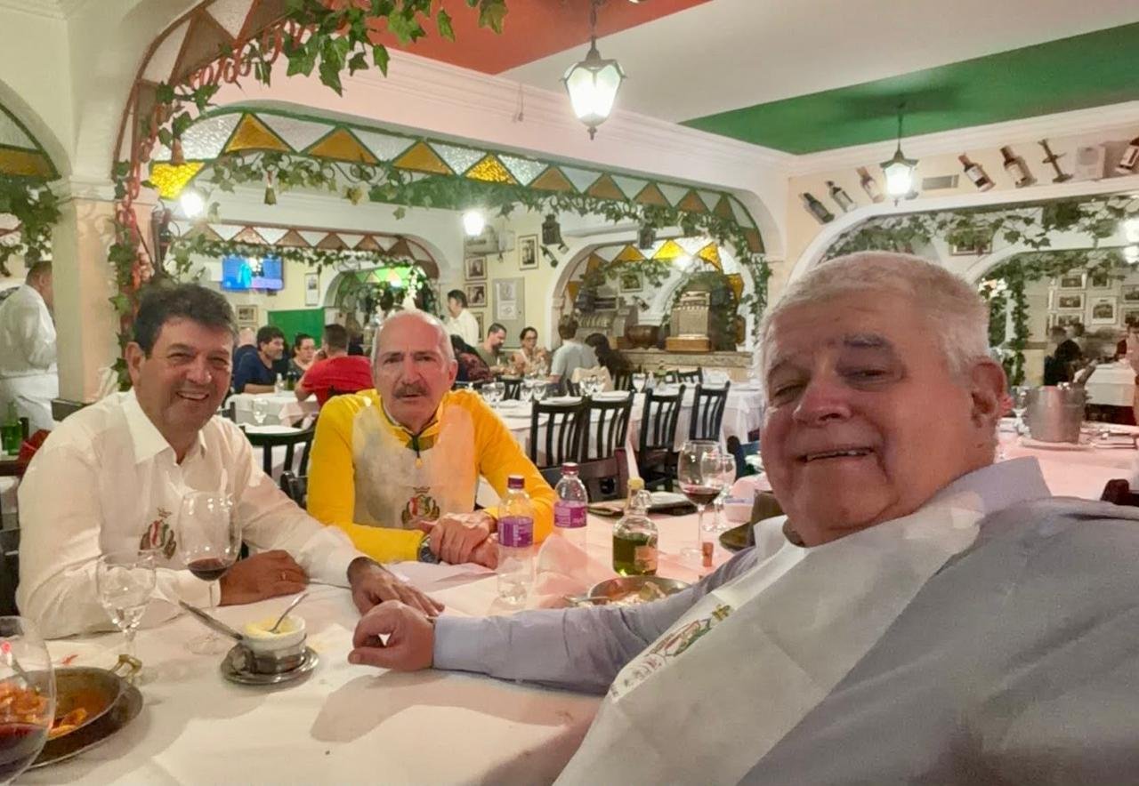 Os ex-ministros Luiz Henrique Mandetta, Aldo Rebelo e Carlos Marun, no restaurante Lellis, especializado na gastronomia italiana, em S&atilde;o Paulo