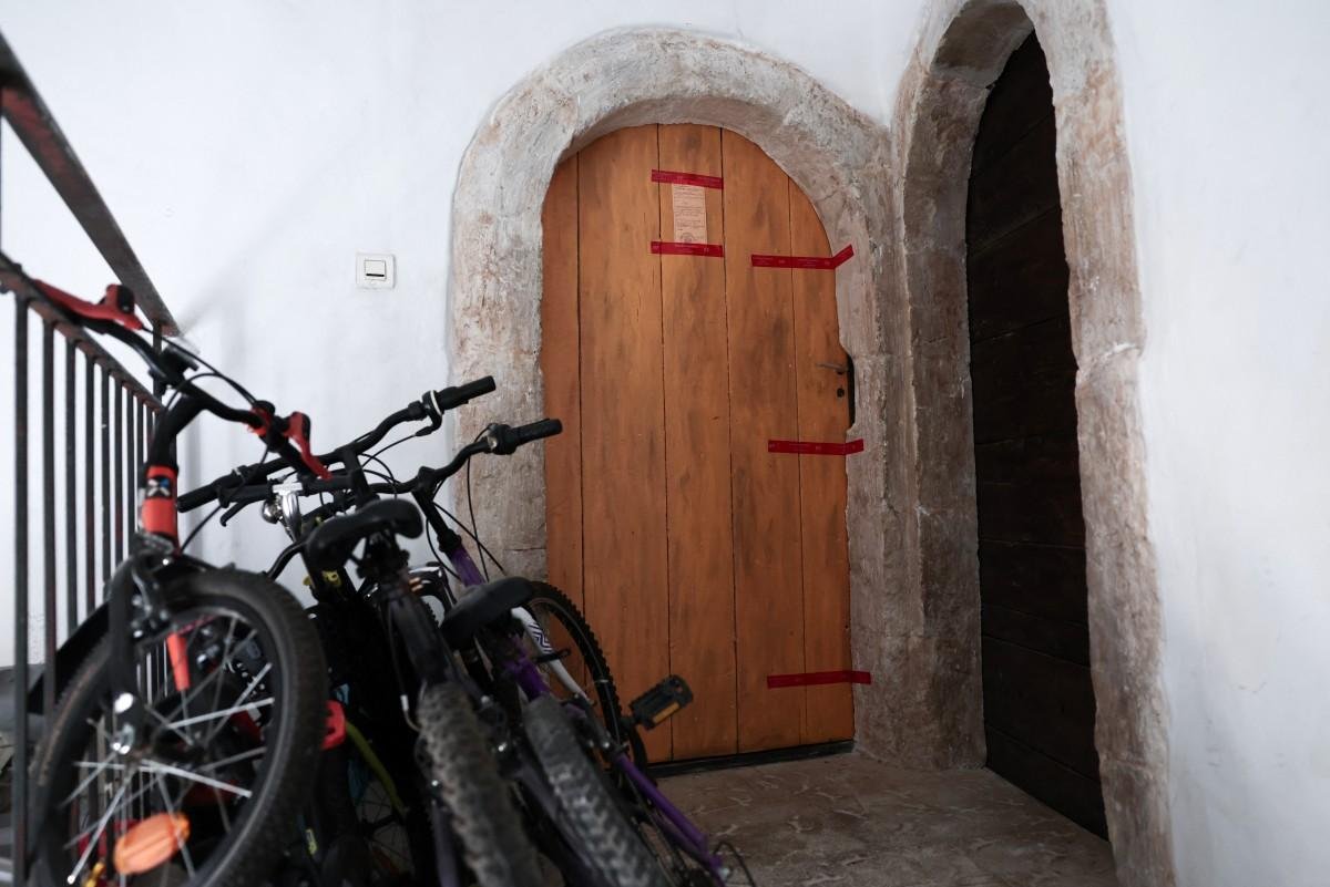 Mulher &eacute; presa na Fran&ccedil;a por manter cinco beb&ecirc;s mortos em casa