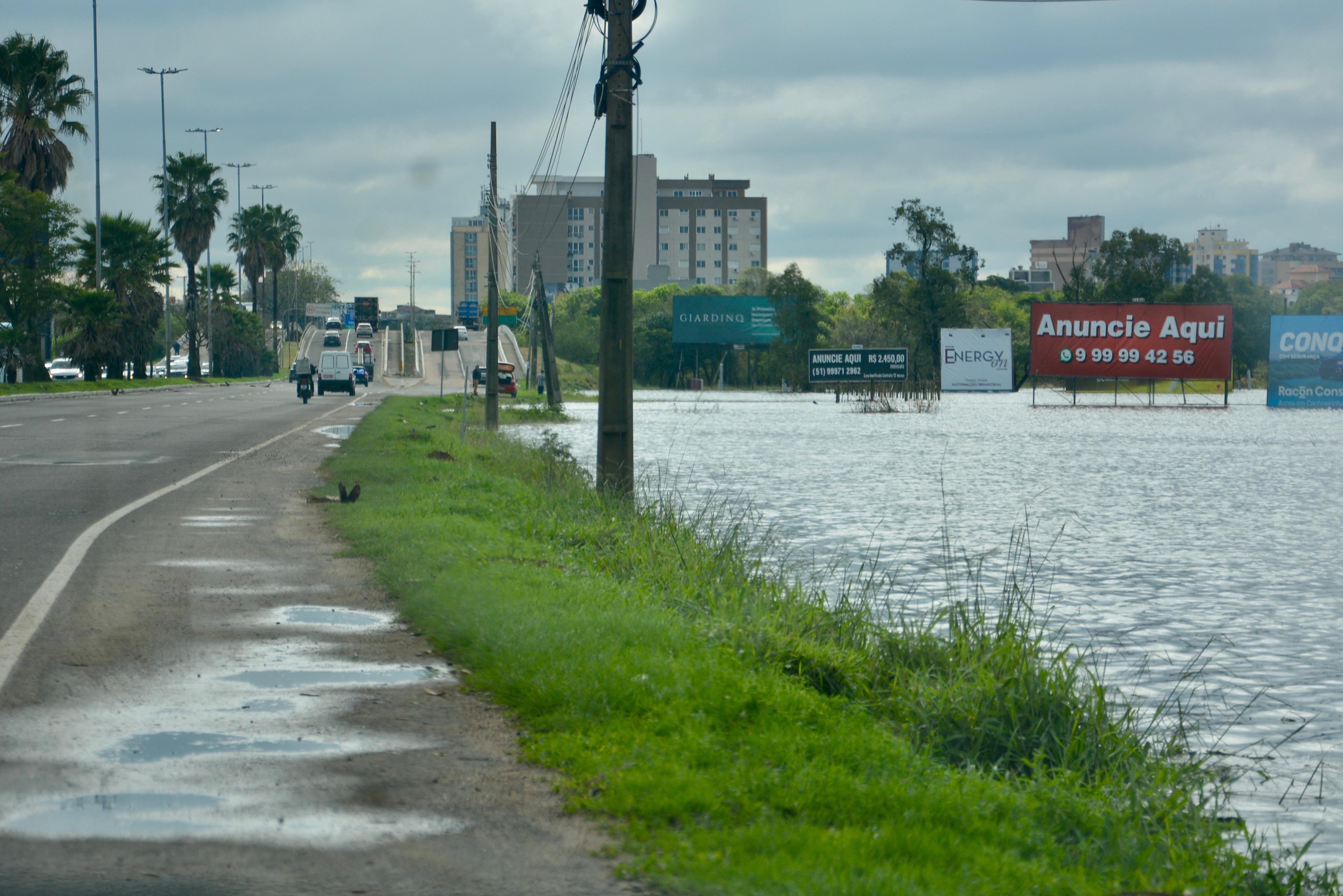 Rio Gravata&iacute; saiu do leito e inundou a &aacute;rea de vegeta&ccedil;&atilde;o &agrave;s margens da avenida Assis Brasil
