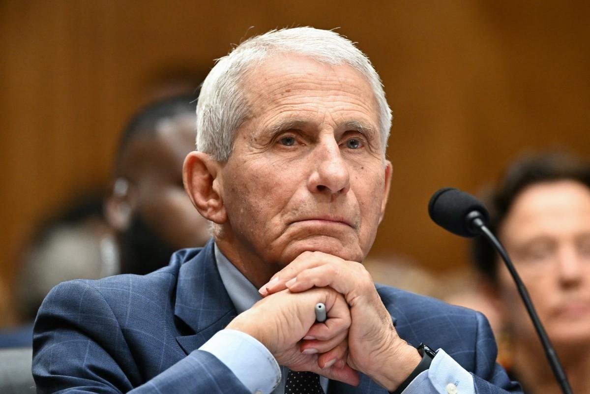 Fauci, de 85 anos, est&aacute; afastado da vida p&uacute;blica, ap&oacute;s se tornar, durante a pandemia, um dos rostos mais conhecidos ao n&iacute;vel mundial