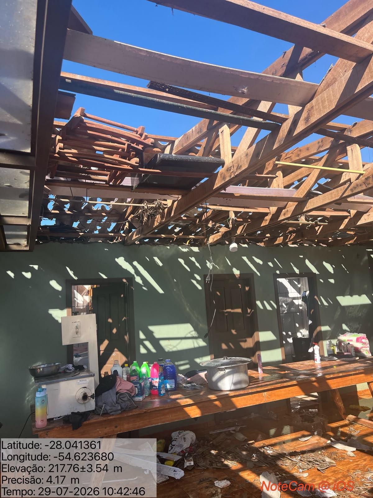Granizo deixou telhados de resid&ecirc;ncias destru&iacute;dos no munic&iacute;pio