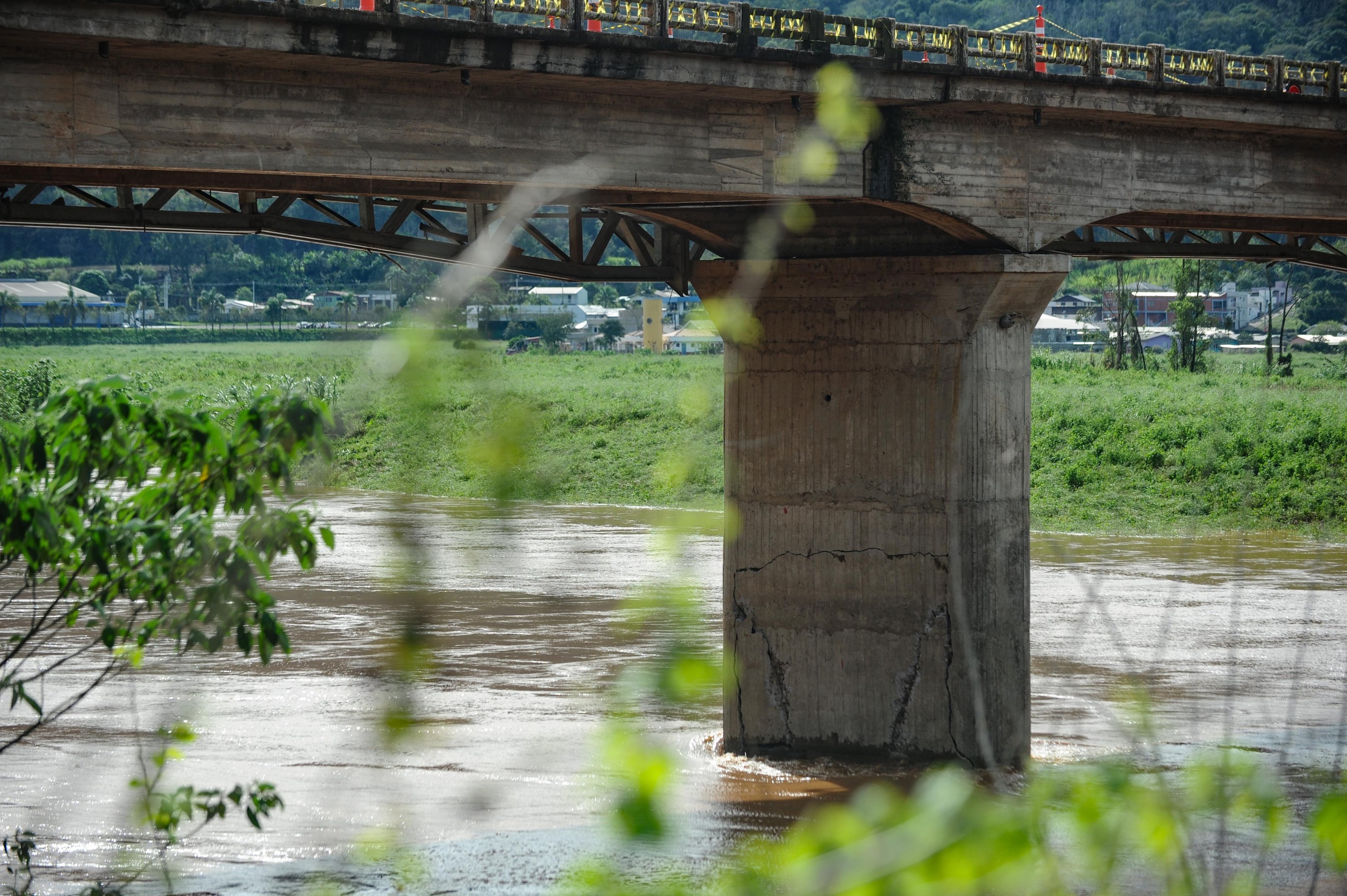 Ponte na ERS 129 sobre rio Guapor&eacute;, entre Mu&ccedil;um e Encantando, apresentou fissura em um dos pilares