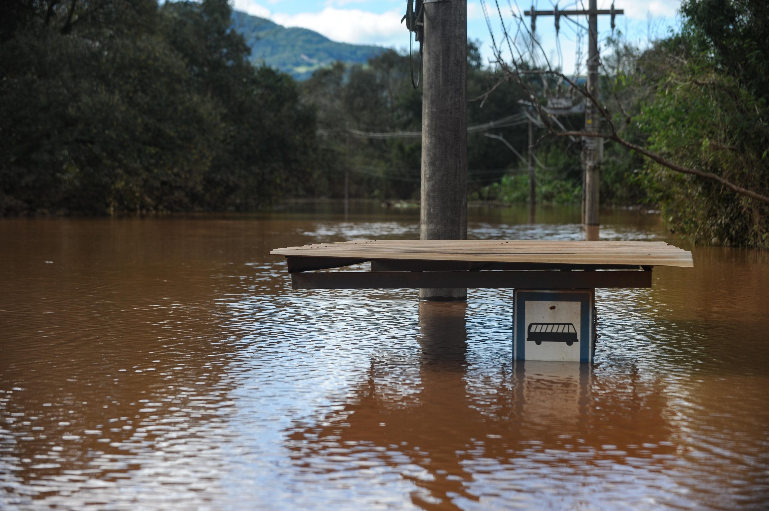 &Aacute;gua invade ruas de Arroio do Meio