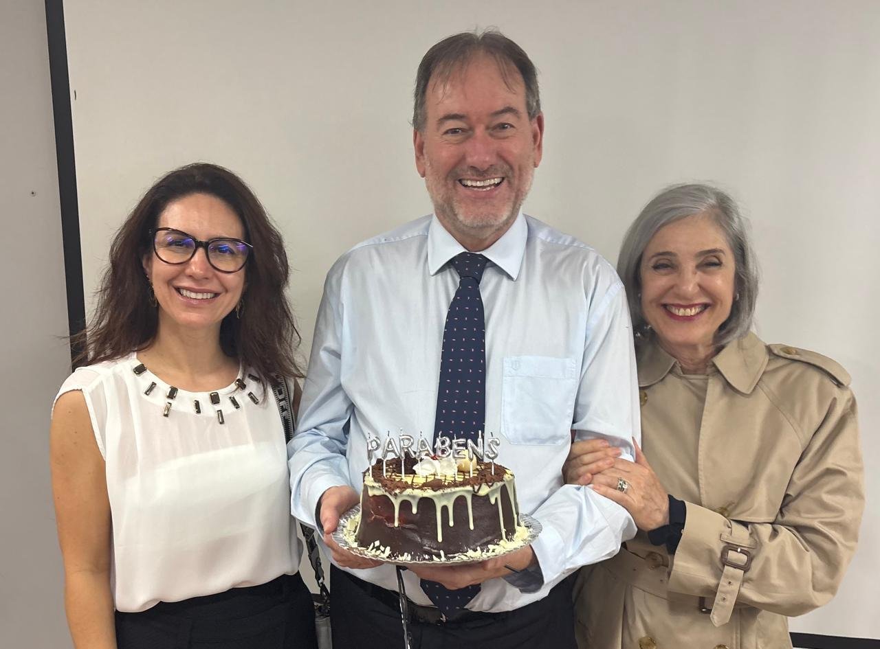 Sandra Marlusa Quadrado, com o aniversariante Johnny Bertoletti Racic, e Ana Pellini, na comemora&ccedil;&atilde;o surpresa do anivers&aacute;rio dele