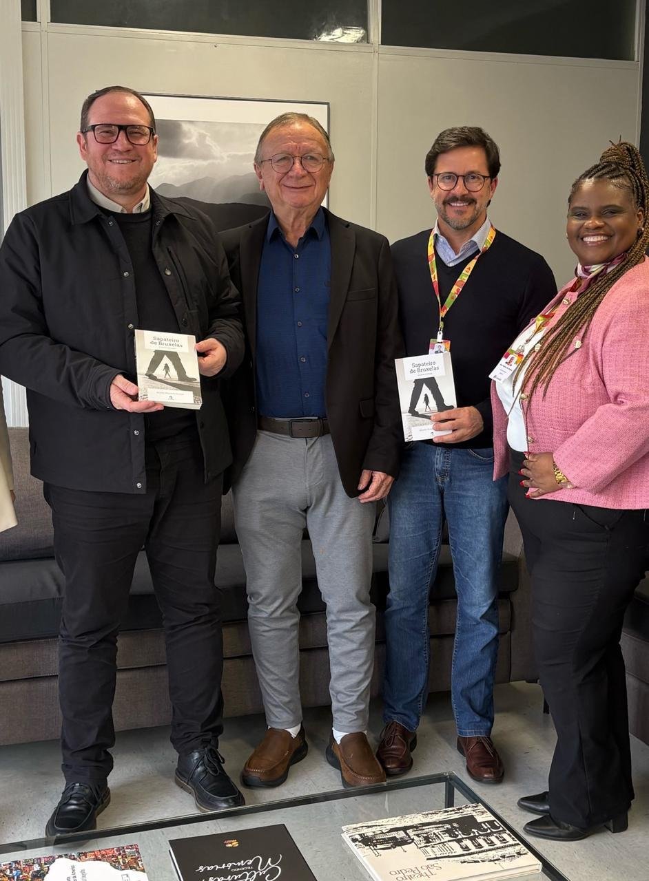 Secret&aacute;rio de Cultura, Andr&eacute; Kryszczun; presidente da Associa&ccedil;&atilde;o dos Amigos da Biblioteca P&uacute;blica do Estado, Alcides Mandelli Stumpf; diretor do Departamento do Livro, Leitura e Literatura da Sedac, Silvio Bento, e a diretora da BPE, Ana Maria Souza