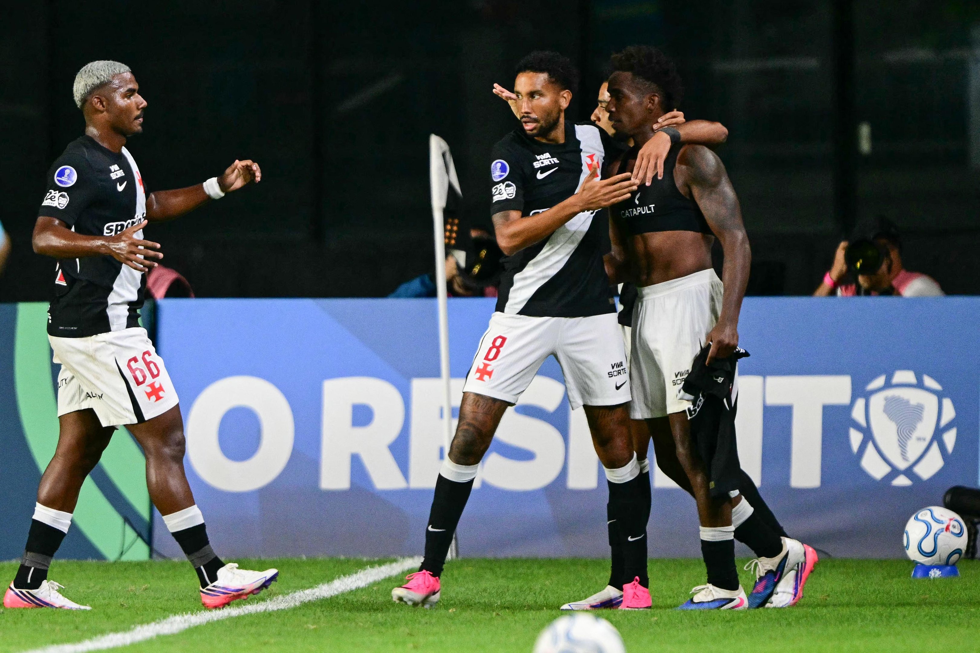 Thiago Mendes conseguiu gol da vit&oacute;ria