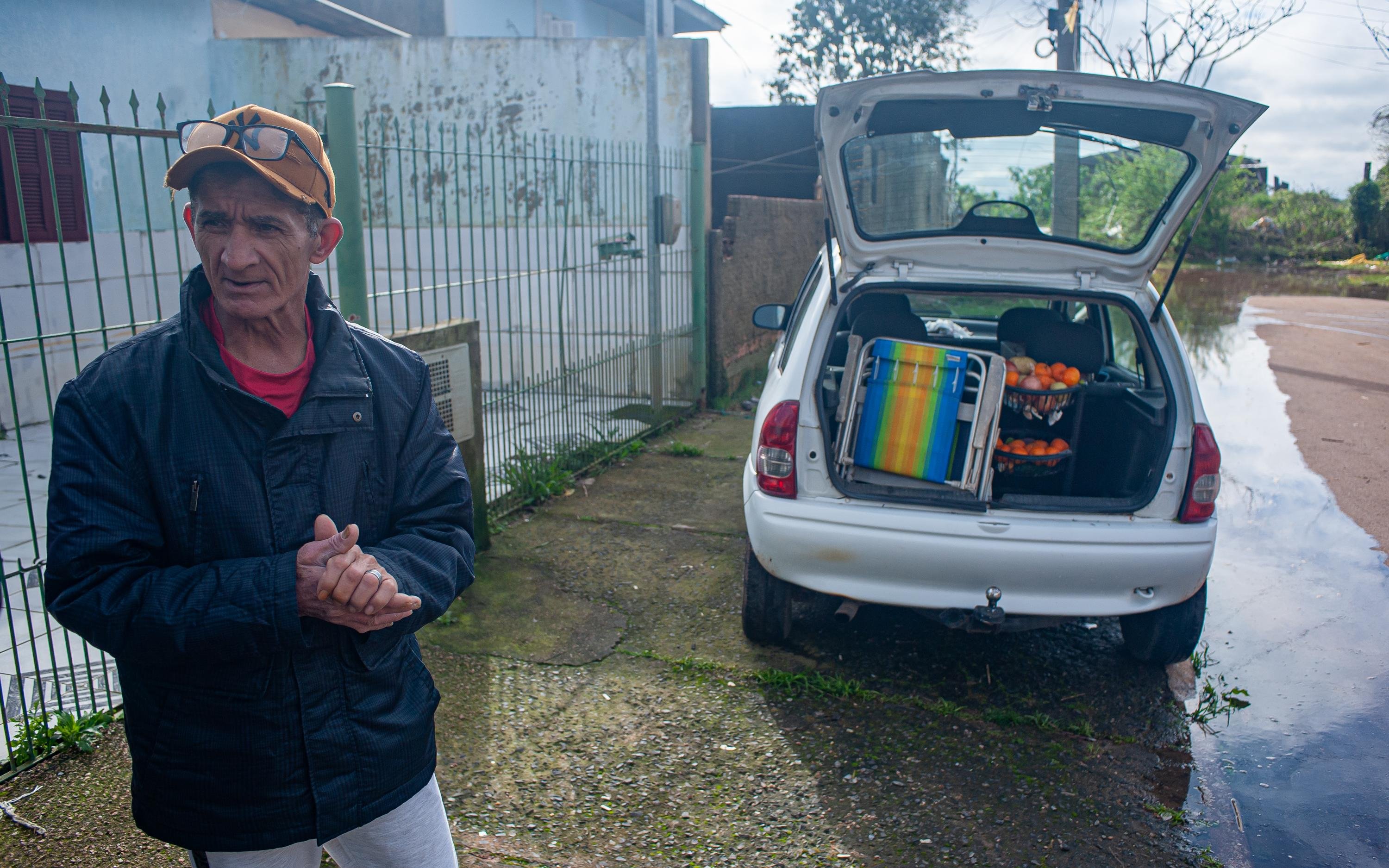 Moradores de Eldorado do Sul observam o avan&ccedil;o das &aacute;guas com preocupa&ccedil;&atilde;o | Jo&atilde;o Domingos Alves da Maia ergueu seus m&oacute;veis e se organiza para deixar sua casa na Rua Z