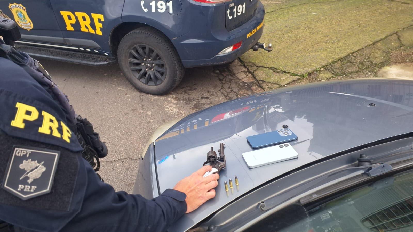 Presos em flagrante, foram encaminhados juntamente com o ve&iacute;culo recuperado, a arma e as muni&ccedil;&otilde;es &agrave; Pol&iacute;cia Civil.