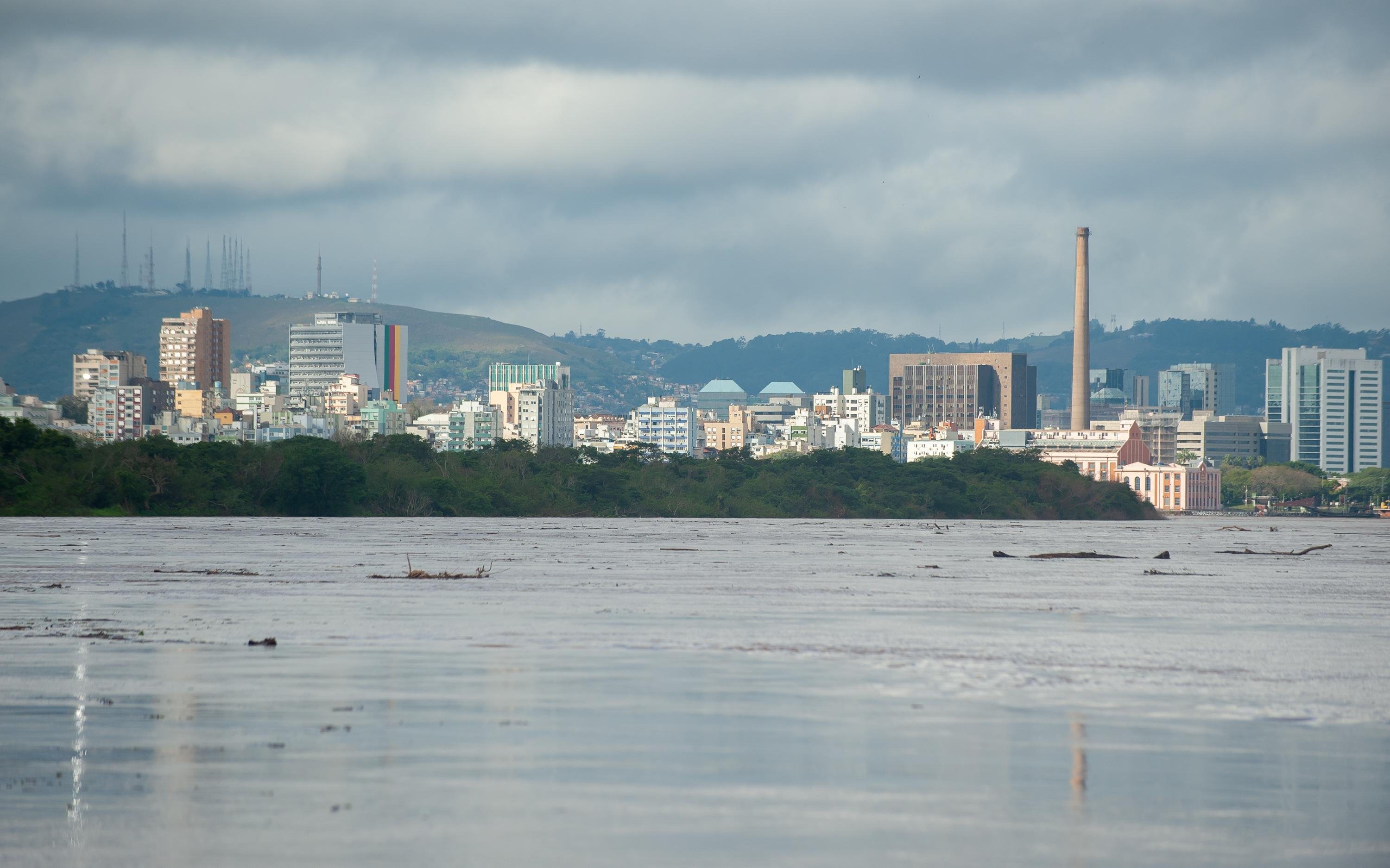 Correnteza do Rio Jacu&iacute; leva detritos ao Gua&iacute;ba