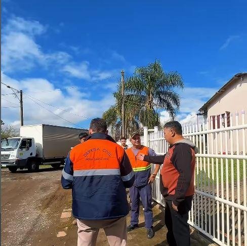 Defesa Civil local auxilia os moradores na sa&iacute;da de &aacute;reas alag&aacute;veis