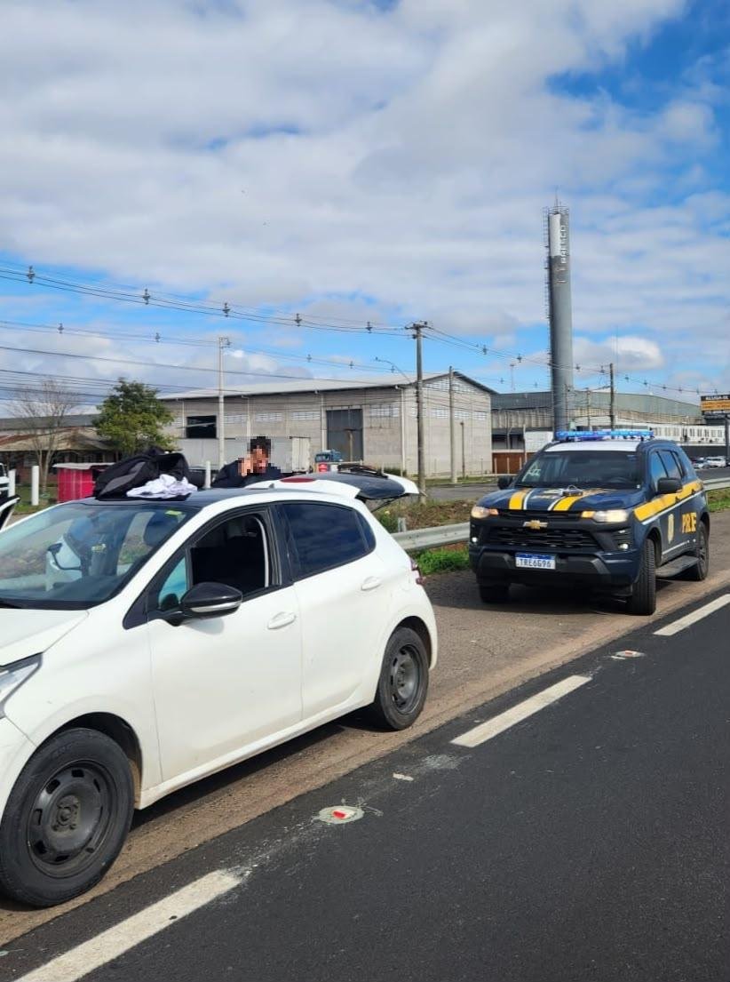 No carro foram encontradas baterias para drones e fios de nylon usados para amarrar as drogas