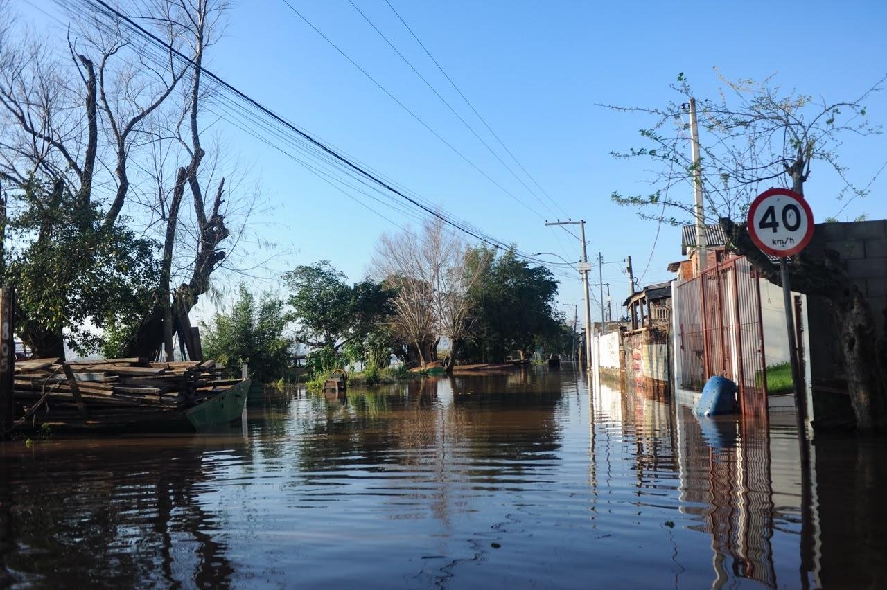 Porto Alegre: Ilha da Pintada tem ruas com &aacute;gua e entulhos acumulados ap&oacute;s chuvas
