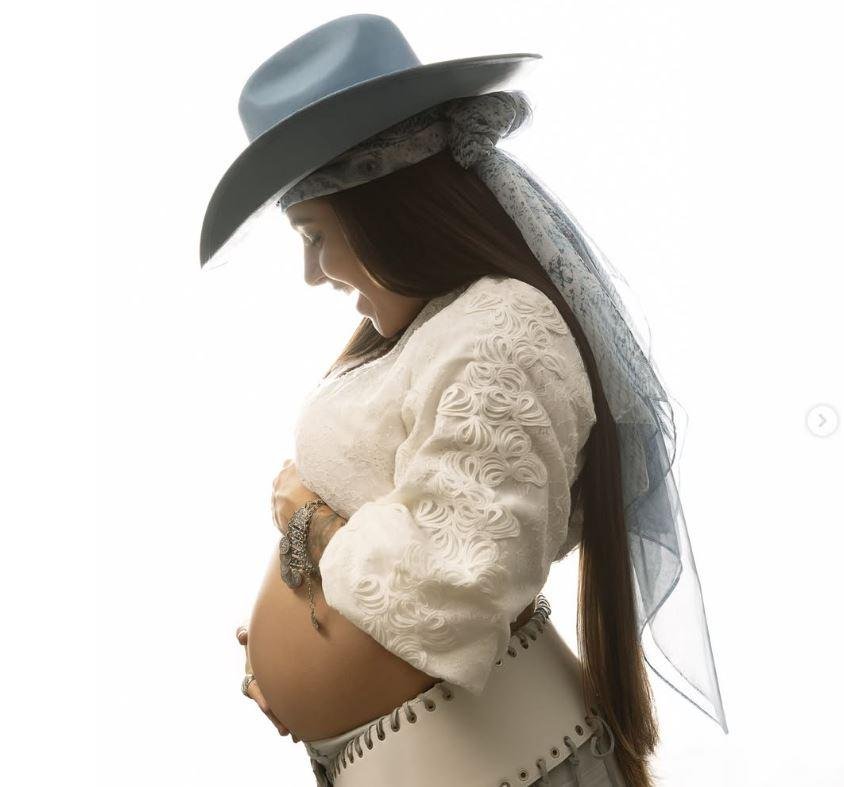 A cantora Lauana Prado fez postagens do per&iacute;odo em que estava gr&aacute;vida e anunciou o nascimento do beb&ecirc; tamb&eacute;m pelo Instagram