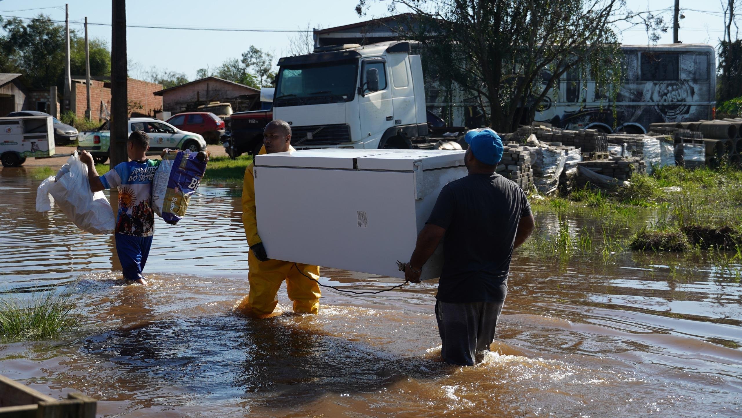 Moradores retiraram m&oacute;veis e eletrodom&eacute;sticos de &aacute;reas alag&aacute;veis