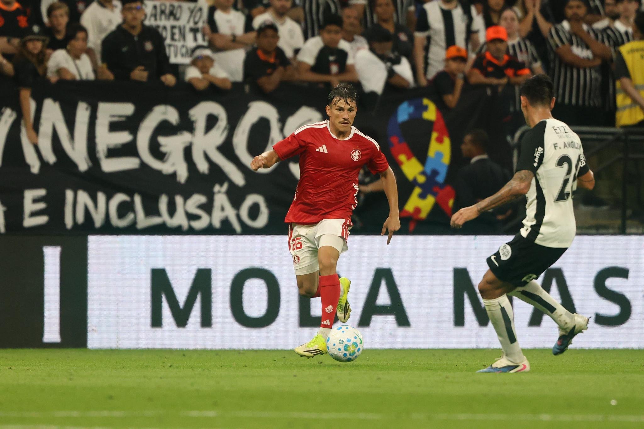 No primeiro turno do Brasileir&atilde;o, em Itaquera, o Inter ganhou de 1 a 0, gol de Bernabei