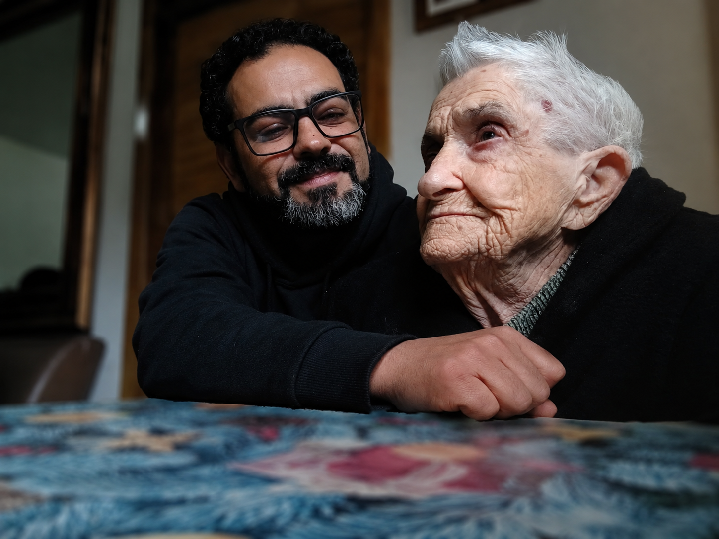 O neto Tiago Maria e a av&oacute;, Maria