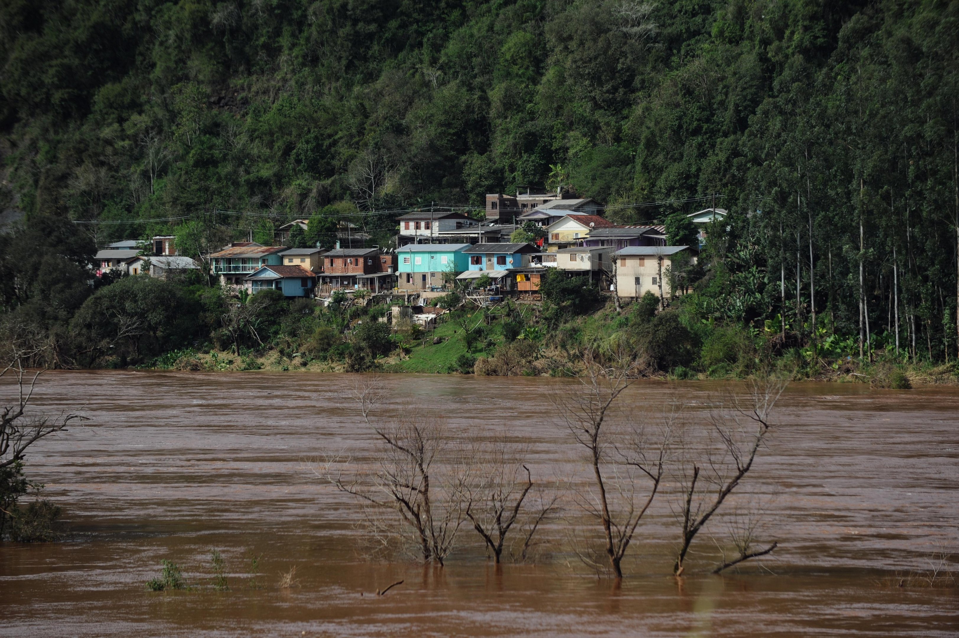 Ponte da ERS 129 sobre Rio Guapor&eacute; entre Mu&ccedil;um e Encantando segue bloqueada para pedestres, que ter&atilde;o uma balsa para atravessar entre os munic&iacute;pios, e ve&iacute;culos