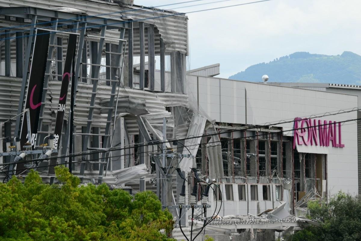 Cinco pessoas foram resgatadas do centro comercial e sete corpos foram recuperados, segundo o departamento de gest&atilde;o de desastres da regi&atilde;o