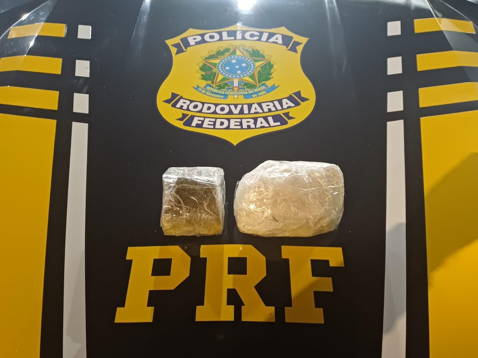 Na bolsa da mulher, foram encontrados inv&oacute;lucros com maconha e coca&iacute;na