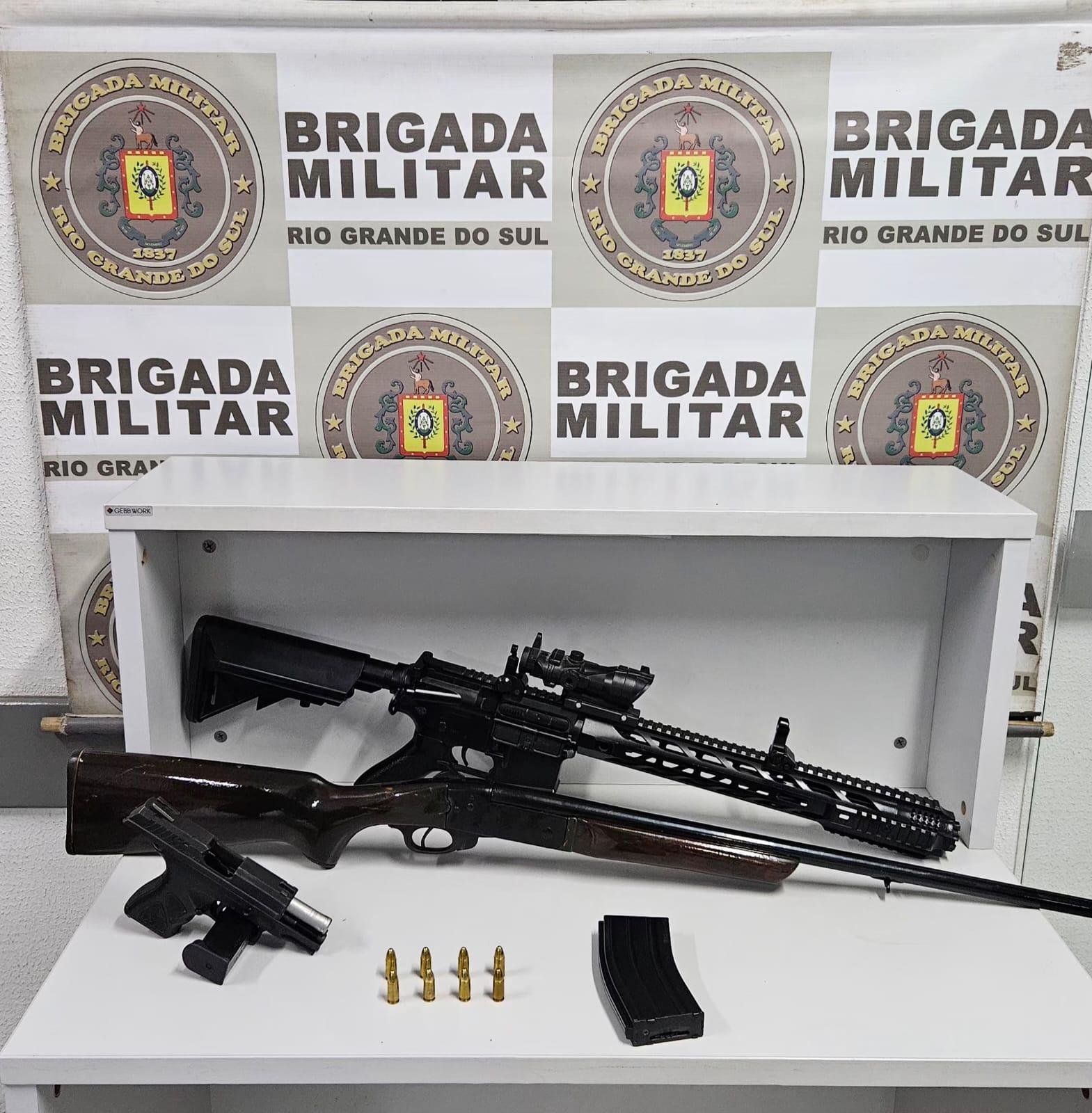 Foram apreendidos uma pistola com oito muni&ccedil;&otilde;es, uma espingarda, um simulacro de fuzil e celulares