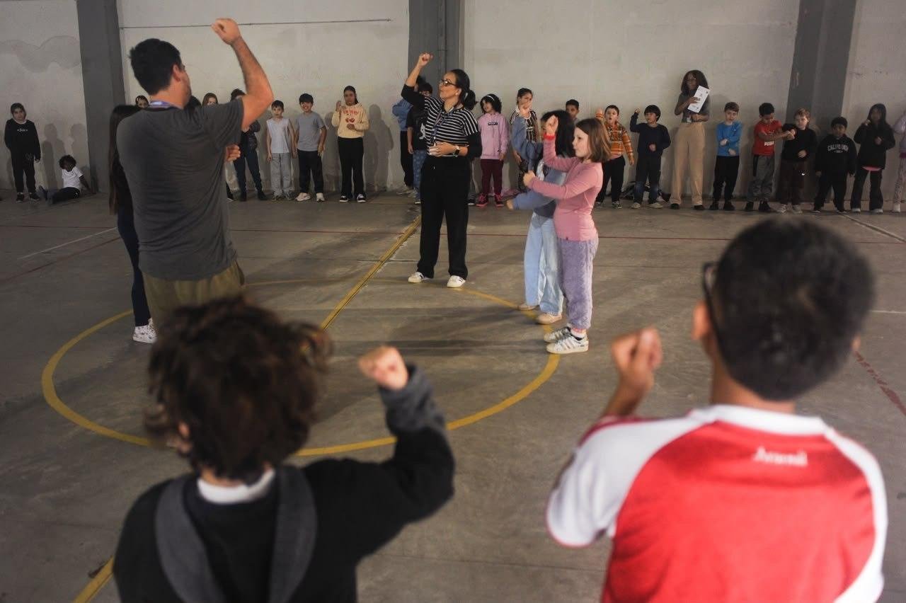Alunos da EMEB Leopolda Barnewitz, no bairro Cidade Baixa, na Capital, fizeram flashmob para marcar retorno &agrave;s aulas