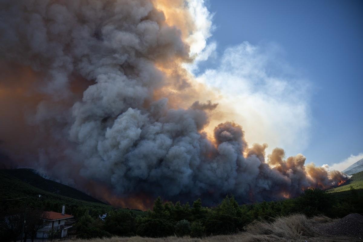 Inc&ecirc;ndios mant&ecirc;m regi&atilde;o de Atenas sob amea&ccedil;a
