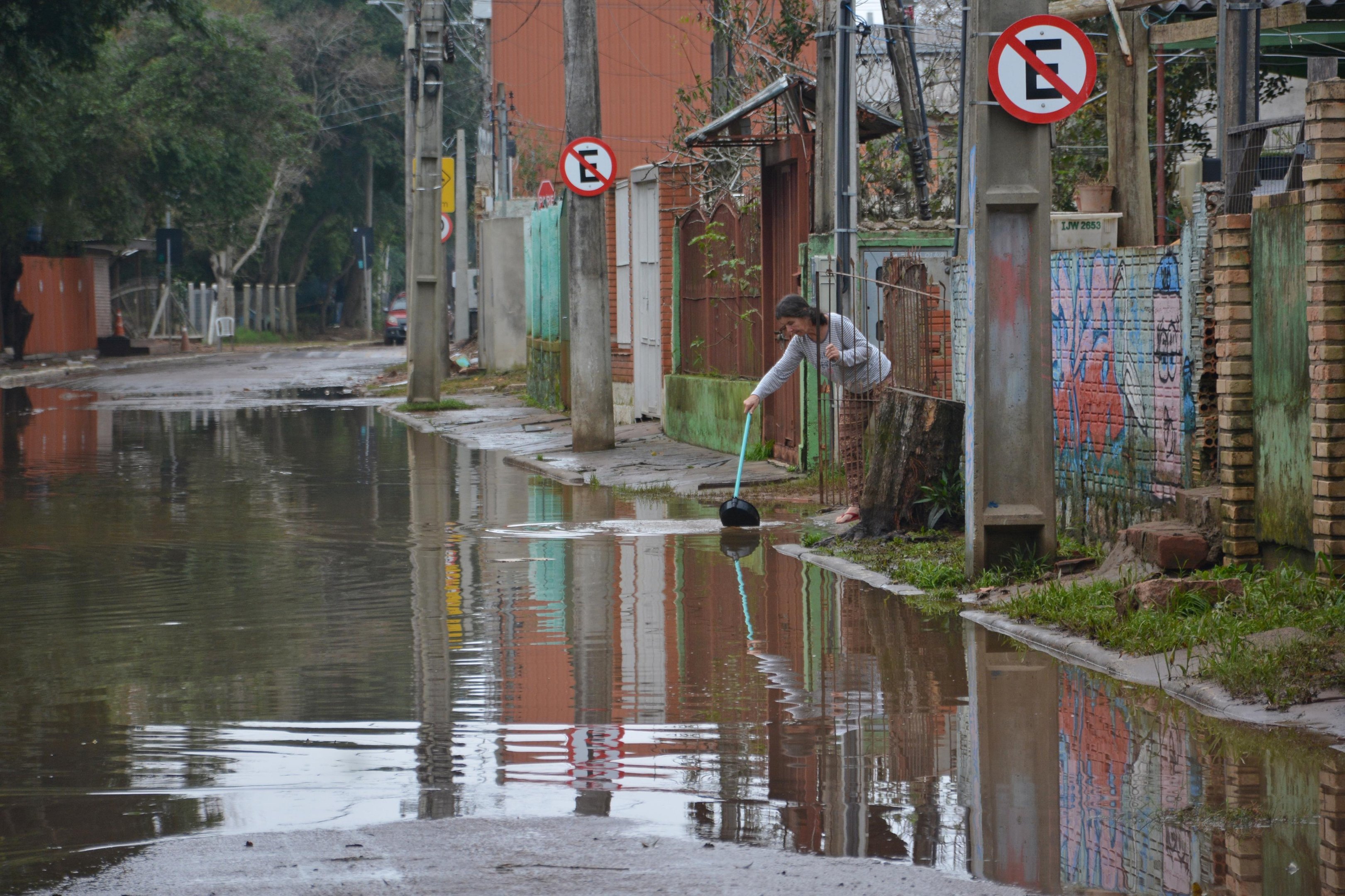 Rescaldo de alagamentos na Ilha da Pintada, bairro Arquip&eacute;lago, em Porto Alegre. Moradora Cristina Souto faz limpeza de sua resid&ecirc;ncia.