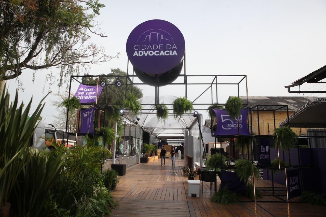 Estrutura da Cidade da Advocacia 2026 est&aacute; pronta para receber advogados, acad&ecirc;micos de direito, painelistas e autoridades no Cais Embarcadero