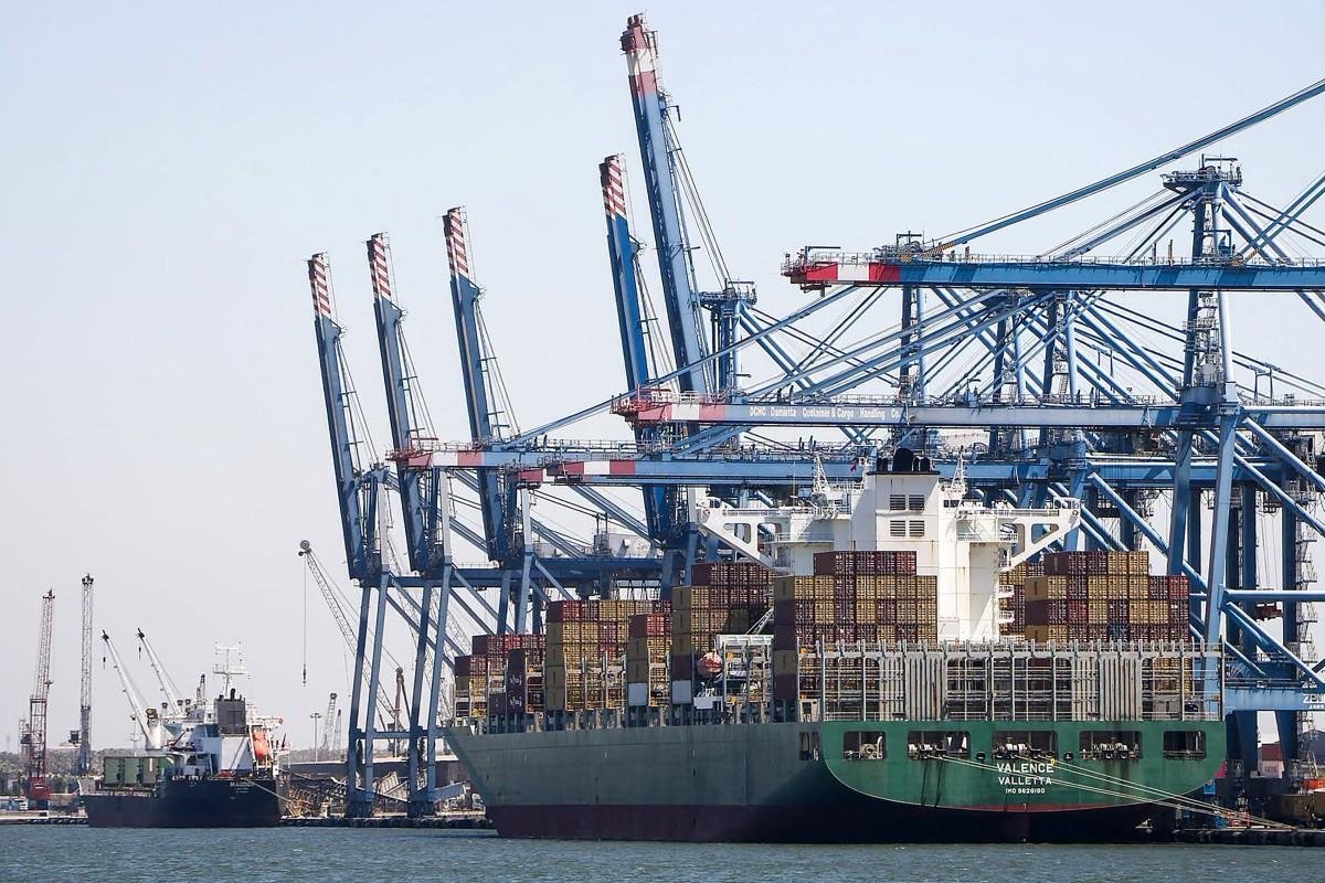 Diante da tens&atilde;o, seis superpetroleiros com bandeira saudita mudaram de curso no Golfo de &Aacute;den, no mar de Om&atilde;, e est&atilde;o se dirigindo para o sul da &Aacute;frica