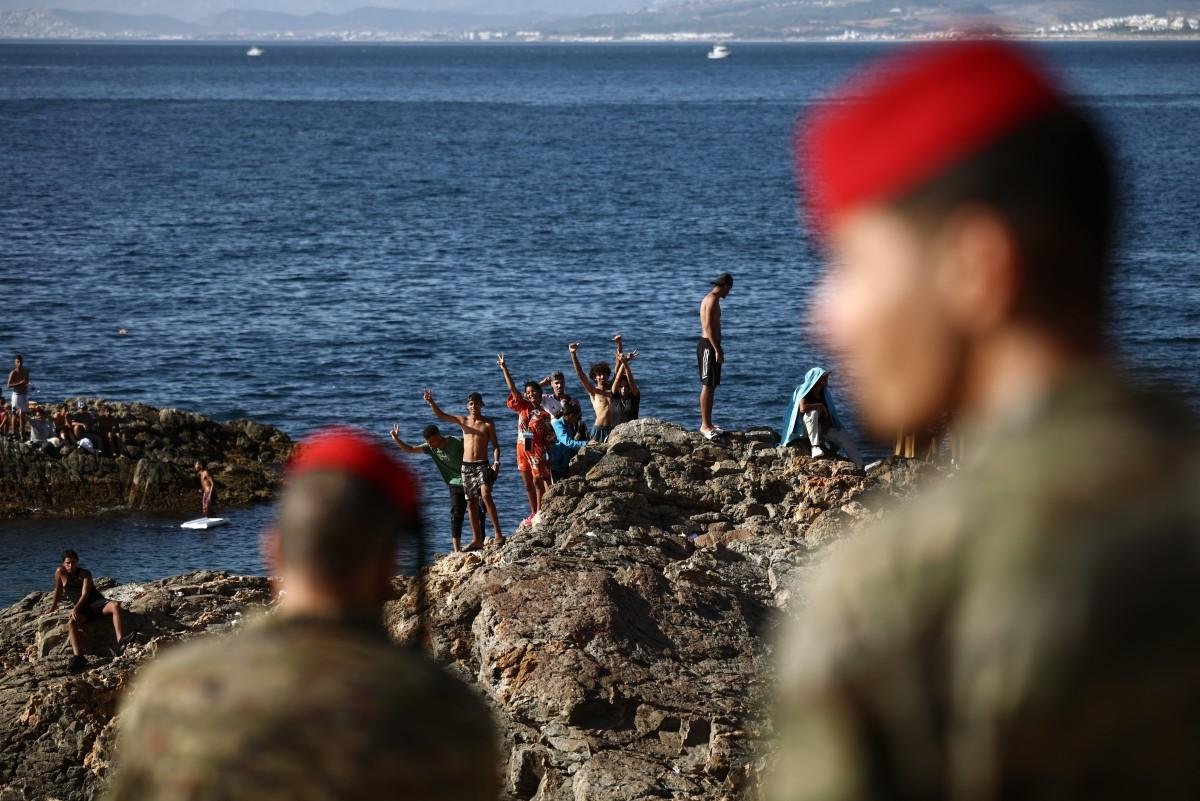 Analistas sugeriram que o Marrocos poderia ter permitido a travessia dos migrantes para exercer press&atilde;o diplom&aacute;tica sobre a Espanha