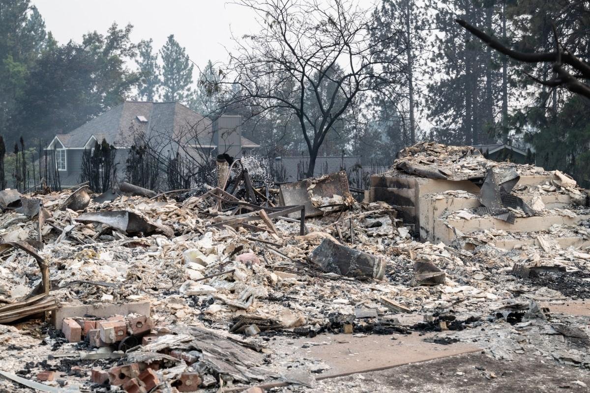 Mais de 65 mil pessoas fogem dos inc&ecirc;ndios que devastam cidade no noroeste dos EUA