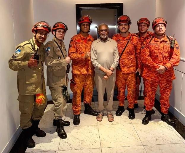 Gilberto Gil fica preso em elevador e &eacute; resgatado pelo Corpo de Bombeiros