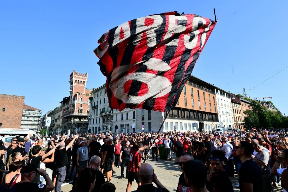 Estimativa &eacute; de que tr&ecirc;s mil pessoas estiveram no local prestando homenagem a Baresi
