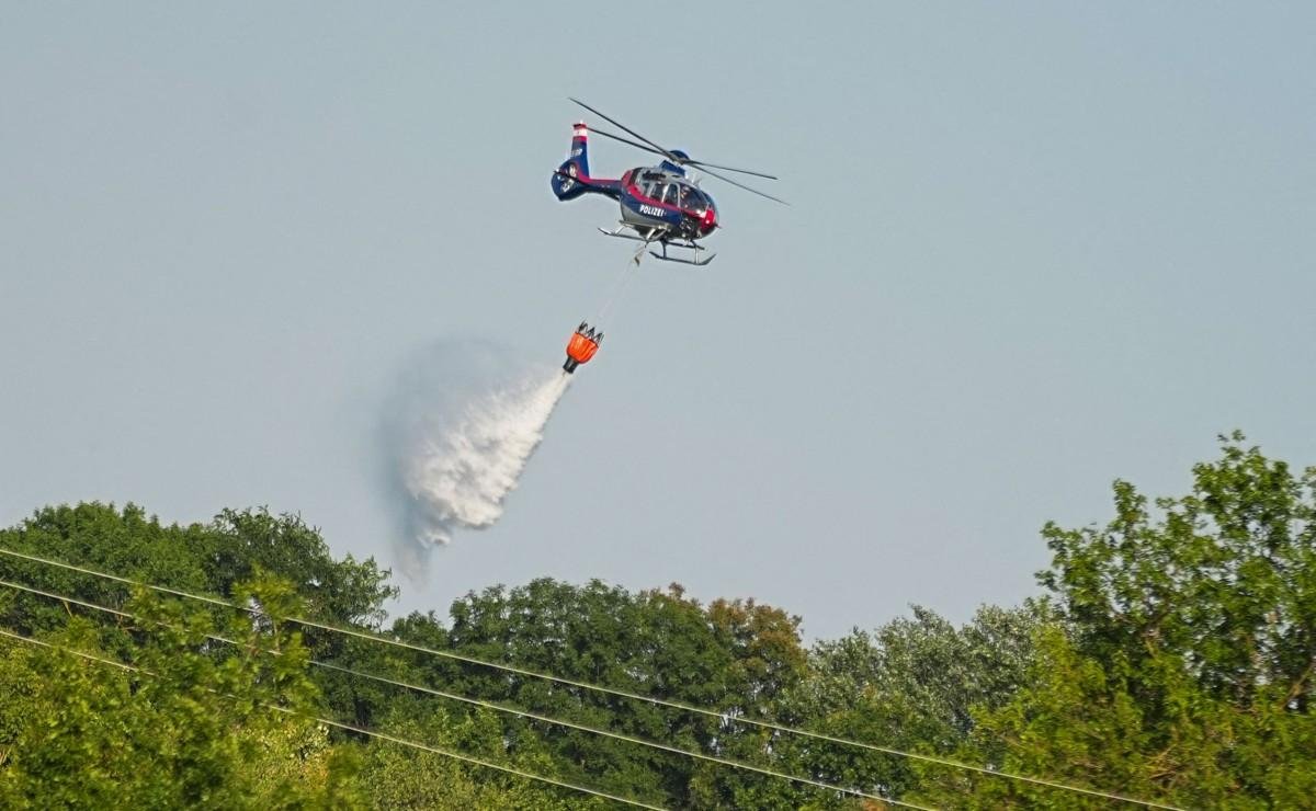 Um helic&oacute;ptero da pol&iacute;cia sobrevoa a &aacute;rea pr&oacute;xima ao local de um inc&ecirc;ndio florestal em Viena