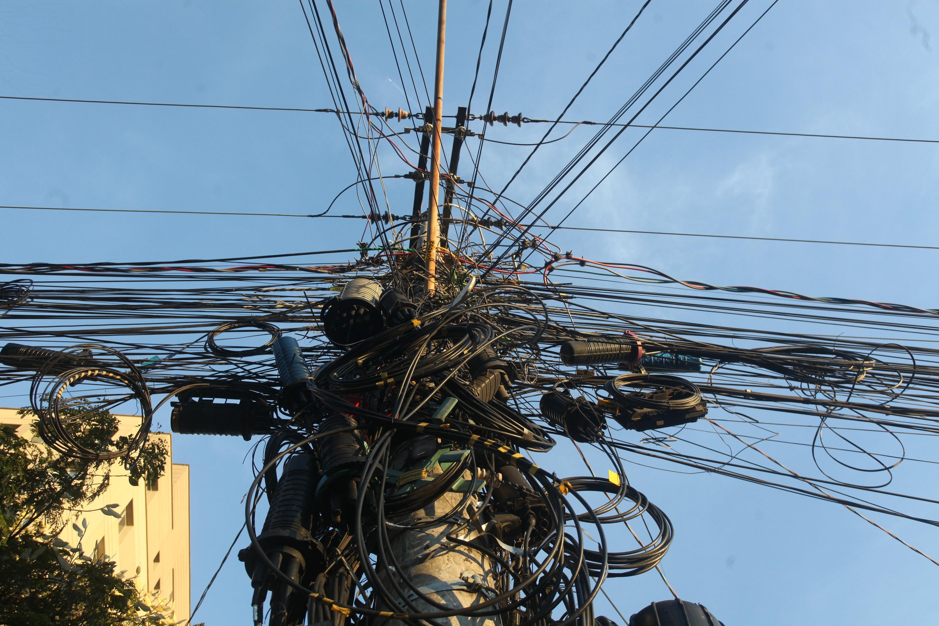 Brasil tem casos de mortes envolvendo rede el&eacute;trica