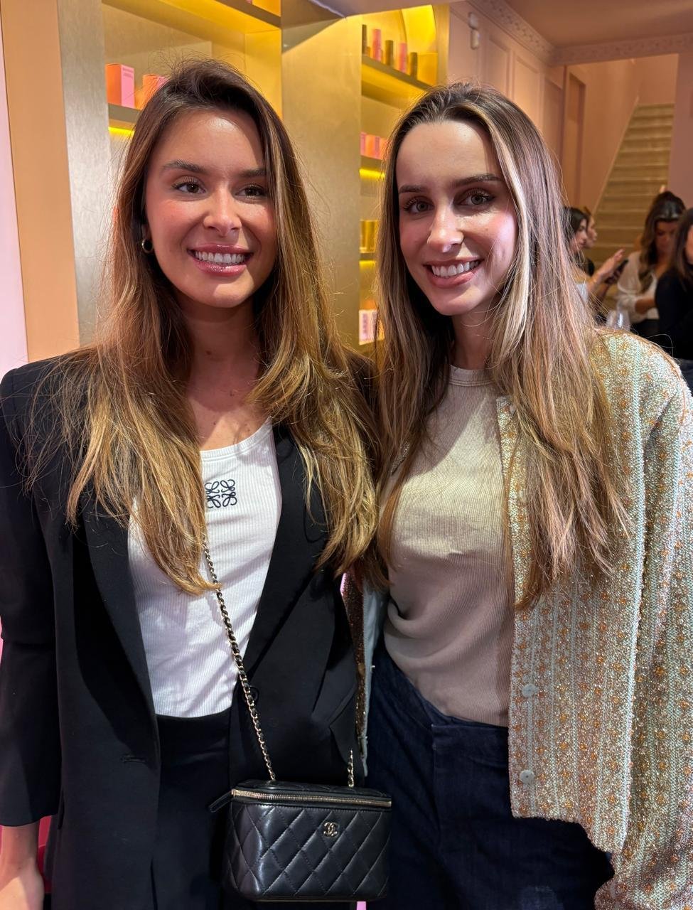 As irm&atilde;s Giovanna e Manuela Buarque prestigiaram a comemora&ccedil;&atilde;o dos 10 anos do Bronze da GG